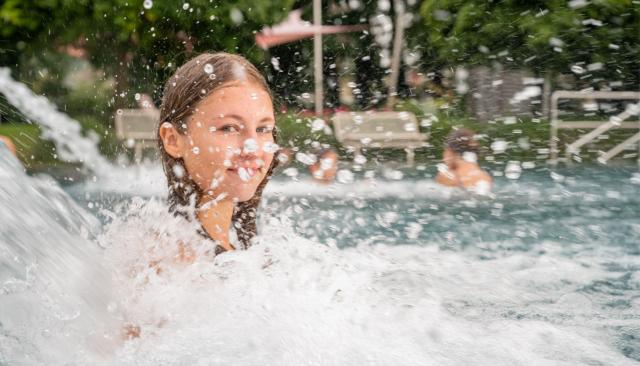 Mädchen unterm Wasserfall